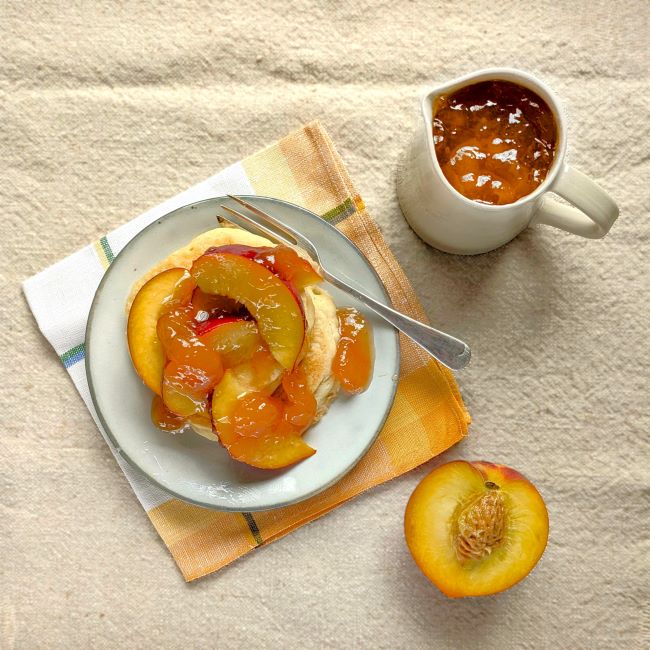 Gluten-free_dairy-free_vegan_pancakes_with_jam_and_fresh_peaches