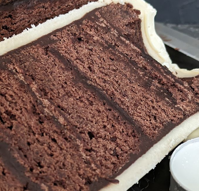 Chocolate_brownie_candle_cake_close-up