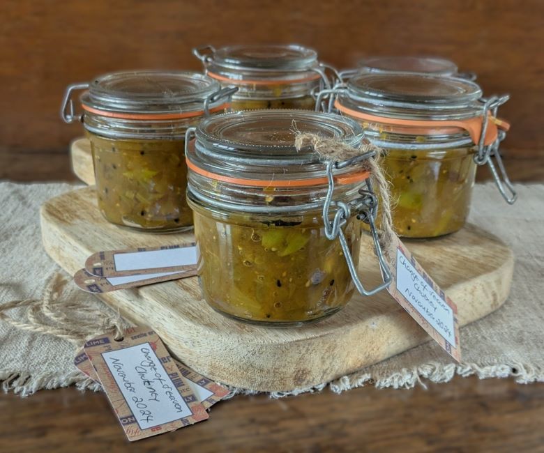 Jars_of_slow_cooker_spiced_green_tomato_chutney